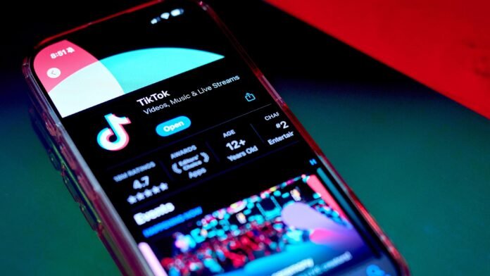 TikTok returns to Android and Apple app stores in the US - BBC News