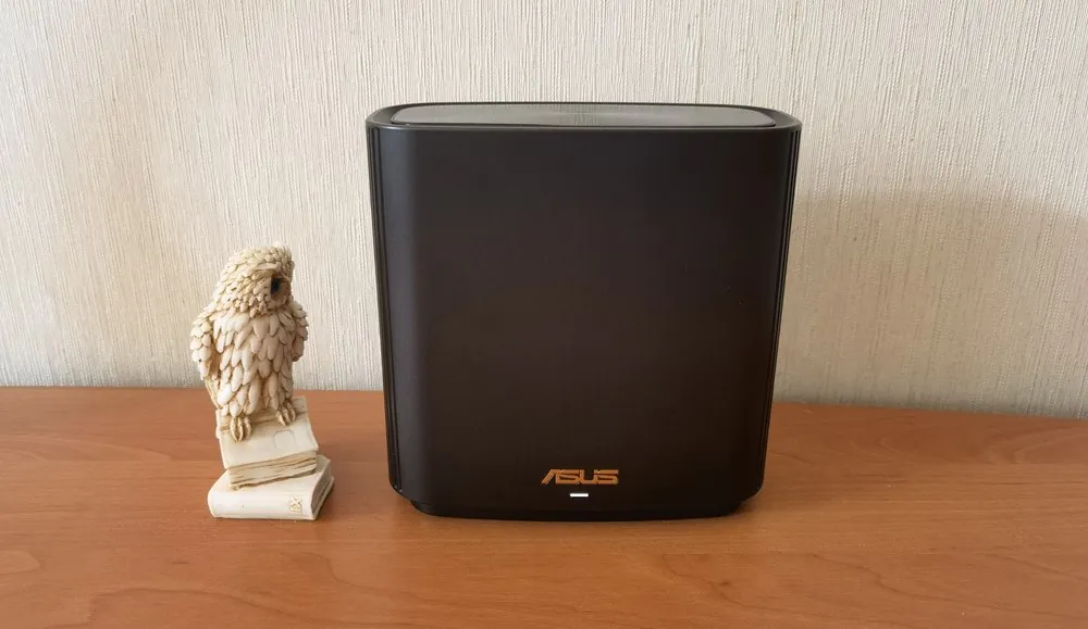 Office Wi-Fi coverage map comparing Netgear Orbi and ASUS ZenWiFi AX mesh systems